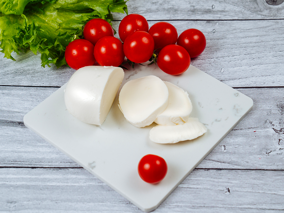 Фото 70 — Сыр моцарелла с помидорами и базиликом